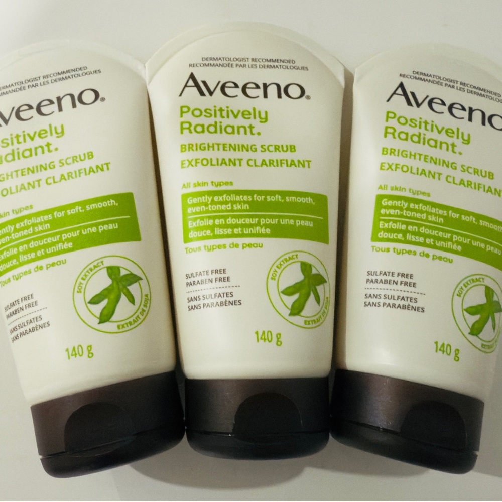Aveeno Positively Radiant Brightening Scrub - New